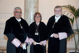 Adelaida de la Calle junto con los rectores José Manuel Roldán y Antonio Ramírez de Arellano momentos previos de salir en el desfile procesional de la estación de penitencia de la Hermandad de los Estudiantes. Abril de 2014