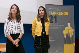 Macarena Parrado presenta el seminario "Emprende 21" con Míriam García y Sara Carmona. Paraninfo. Noviembre de 2017