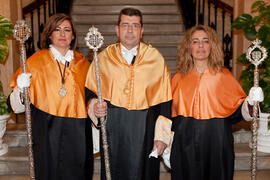 Retrato de Josefa García, Antonio guevara y María Dolores Fernández de la Torre antes de la estación de Penitencia de la Hermandad de los Estudiantes. Málaga. Marzo de 2015
