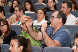 Intervención de un asistente a la conferencia"Dialogando" con Clara Grima. Escuela de Ingenierías Industriales de la Universidad de Málaga. Mayo de 2024
