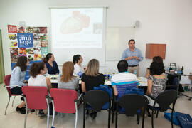 Cata de aceite. Seminario "Emprende 21". Mesa redonda "Emprendimiento femenino en la gastronomía". Facultad de Ciencias Económicas y Empresariales. Octubre de 2016