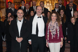 Foto de grupo tras el concierto de Navidad de la Coral Sancti Petri homenaje a la Facultad de Económicas. Iglesia de los Mártires. Diciembre de 2015
