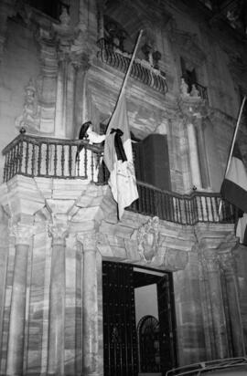 Bajada de banderas a media asta en el balcón principal del palacio episcopal. Plaza del Obispo, Málaga. Junio de 1963