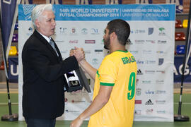 Premio a Máximo Goleador para Johnny Gomes de Brasil. Acto de clausura y entrega de medallas. 14º Campeonato del Mundo Universitario de Fútbol Sala 2014 (FUTSAL). Antequera. Julio de 2014