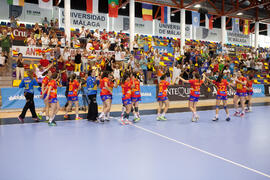 La selección española celebra la victoria con la grada. Partido Rumanía - España. Categoría femenina. Campeonato del Mundo Universitario de Balonmano. Antequera. Julio de 2016
