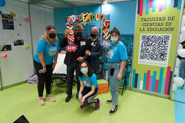 Foto de grupo en el stand de la Facultad de Ciencias de la Educación. Jornada de Puertas Abiertas de la Universidad de Málaga. Complejo Polideportivo Universitario. Marzo de 2022