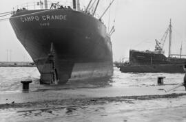 Accidente del buque Campo Grande con el dique flotante de la Unión de Levante y el vapor Enrique Maynes a consecuencia del temporal de viento. Puerto de Málaga. Enero de 1963