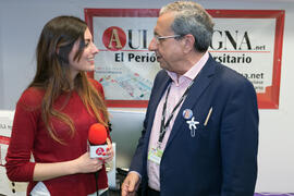 José Ángel Narváez con una periodista de Aula Magna. Jornadas de Puertas Abiertas de la Universidad de Málaga. Complejo Polideportivo Universitario. Abril de 2018