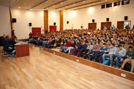 Público asistente a la conferencia de José María Gay de Liébana. Facultad de Ciencias Económicas y Empresariales. Diciembre 2014