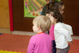 Niñas jugando. Escuela Infantil Francisca Luque. Campus de Teatinos. Mayo de 2014