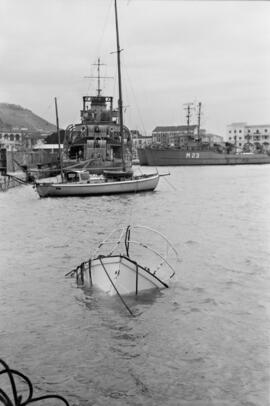 Embarcaciones hundidas como consecuencia del temporal de viento. Puerto de Málaga. Enero de 1963