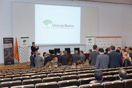 Momentos previos al homenaje de Unicaja a la Facultad de Económicas. Paraninfo. Abril 2015