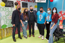 Diego Vera y José Francisco Murillo con alumnas en el stand de la Facultad de Derecho. Jornada de Puertas Abiertas de la Universidad de Málaga. Complejo Polideportivo Universitario. Marzo de 2022