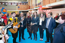 La tuna canta con las autoridades que visitan las Jornadas de Puertas Abiertas de la Universidad de Málaga. Complejo Polideportivo Universitario. Marzo de 2017