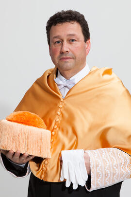 Retrato de Manuel Molina Lozano antes de su investidura como Doctor "Honoris Causa" por la Facultad de Turismo de la Universidad de Málaga. Rectorado. Abril 2016