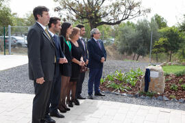 Ernesto Pimentel y José Ángel Narváez con la familia del homenajeado. Homenaje en recuerdo del profesor José María Troya. Escuela Técnica Superior de Ingeniería Informática. Octubre de 2016