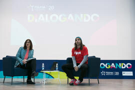 Susana Escudero y Chema Alonso en la conferencia "Dialogando". Salón de actos de la E.T.S.I Informática y Telecomunicaciones. Abril de 2017