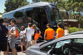 Alumnos bajando del autobús. Aventura Amazonia Marbella. Olimpiada Española de Economía, Fase Nacional. Marbella. Junio de 2015