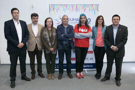 Foto de grupo previa a la conferencia "Dialogando", con Chema Alonso. Salón de actos de la E.T.S.I Informática y Telecomunicaciones. Abril de 2017