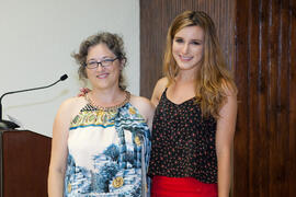 Montserrat Pons con una alumna en su graduación. Centro Internacional de Español. Agosto de 2014