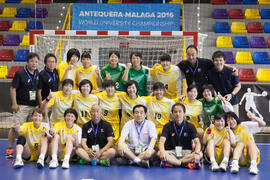 Selección japonesa tras su victoria en el partido Japón - República Checa. Categoría femenina. Campeonato del Mundo Universitario de Balonmano. Antequera. Julio de 2016