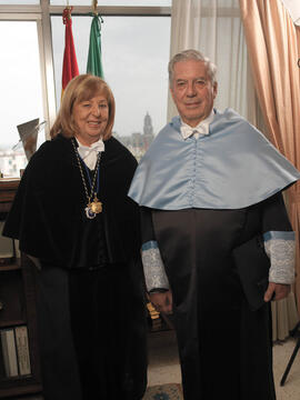 Retrato de Adelaida de la Calle y Mario Vargas Llosa como Doctor "Honoris Causa" por la Facultad de Filosofía y Letras de la Universidad de Málaga. Rectorado. Abril de 2007