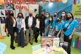 Foto de grupo en el stand de la Facultad de Económicas. Jornada de Puertas Abiertas de la Universidad de Málaga. Complejo Polideportivo Universitario. Marzo de 2022