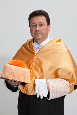 Retrato de Manuel Molina Lozano antes de su investidura como Doctor "Honoris Causa" por la Facultad de Turismo de la Universidad de Málaga. Rectorado. Abril 2016