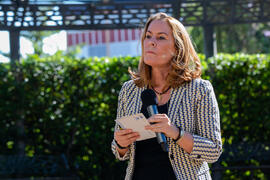 Theresa Zabell en su conferencia del ciclo "Dialogando". Jardín Botánico de la Universidad de Málaga. Mayo de 2021