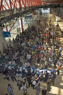 Entrega de Certificados de Asistencia. 2º Congreso Internacional de Actividad Físico-Deportiva para Mayores de la Universidad de Málaga. Palacio de Ferias y Congresos de Málaga. Marzo de 2007