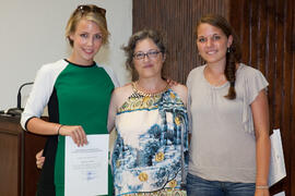 Montserrat Pons con alumnas en su graduación. Centro Internacional de Español. Agosto de 2014