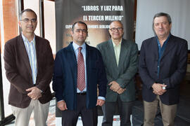 Foto de grupo tras la inauguración de la exposición 'Libros y luz para el tercer milenio'. Biblioteca General. Abril 2015