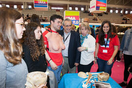 José Ángel Narváez en el estand de la Facultad de Medicina. Jornadas de Puertas Abiertas de la Universidad de Málaga. Complejo Polideportivo Universitario. Abril de 2016