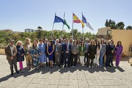 Foto de grupo tras la toma de posesión de nuevos Vicerrectores adjuntos y personal asesor del Rector de la Universidad de Málaga. Edificio del Rectorado. Abril de 2024