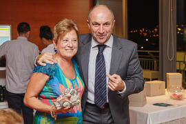 Entrega de obsequio a Guillermina Martín Reyes. Cena homenaje al profesorado y PAS jubilado de la Facultad de Económicas. Hotel AC Málaga Palacio. Septiembre de 2014