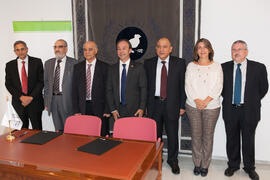 Foto de grupo tras la firma del convenio con la Universidad de Sharjah, Emiratos Árabes. Edificio del Rectorado. Noviembre de 2015