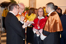 El equipo de gobierno y otros miembros de la Universidad de Málaga momentos previos de salir en el desfile procesional de la estación de penitencia de la Hermandad de los Estudiantes. Abril de 2014