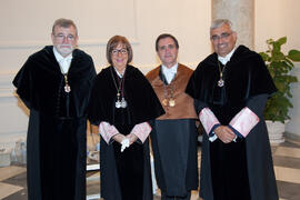 Adelaida de la Calle junto con los rectores José Manuel Roldán y Antonio Ramírez de Arellano momentos previos de salir en el desfile procesional de la estación de penitencia de la Hermandad de los Estudiantes. Abril de 2014