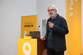 Conferencia "Avanzar mirando hacia atrás", de Jordi Badia. V Foro Arquia/Próxima 2016: Futuro Imperfecto. Paraninfo. Octubre de 2016