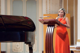Paula Coronas en su concierto homenaje a la Facultad de Económicas. Teatro María Cristina. Mayo de 2015