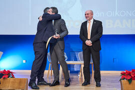 Entrega a Antonio Banderas de la distinción "Oikonomos" de la Facultad de Ciencias Económicas y Empresariales de la Universidad de Málaga. Paraninfo. Diciembre de 2024