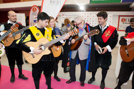 Carlos Pérez Ariza con la Tuna. Jornadas de Puertas Abiertas de la Universidad de Málaga. Complejo Polideportivo Universitario. Abril de 2016