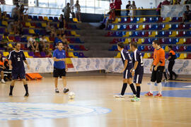 Manuel Luiggi hablando con sus jugadores. Partido clasificatorio entre Club Deportivo UMA Antequera y Universidad de Géneve de Suiza. IX Campeonato de Europa Universitario de Fútbol Sala. Antequera. Julio de 2013
