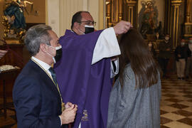 Entrega de medalla de la Cofradía de los Estudiantes. Misa de Lunes Santo. Iglesia de San Agustín. Abril de 2022