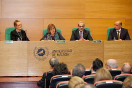Intervención de Adelaida de la Calle en el homenaje a María Victoria Atencia. Edificio del Rectorado. Diciembre de 2014