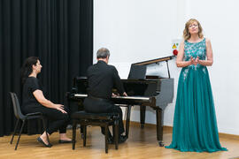Actuación de la soprano Ascensión Padilla, acompañada al piano por Ernesto Gabaldón. Graduación y clausura del curso del Aula de Mayores de la Universidad de Málaga. Campus de Teatinos. Junio de 2018