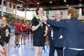 Entrega de trofeo. España ganadora en la categoría femenina. Ceremonia de clausura del Campeonato del Mundo Universitario de Balonmano. Antequera. Julio de 2016
