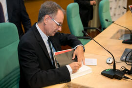 Antonio Soler firma un ejemplar tras la presentación de su libro "Sur". Edificio del Rectorado. Octubre de 2018
