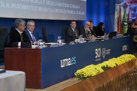 Mesa presidencial. Imposición de la Medalla de Oro de la Universidad de Málaga a Junta de Andalucía, Diputación Provincial de Málaga y Ayuntamiento de la capital. Paraninfo. Noviembre de 2023
