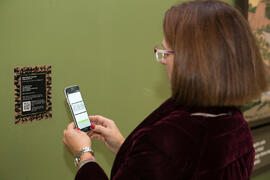 Uso de código QR. Inauguración de la exposición "Aguatintas por Seguiriyas", de Eugenio Chicano. Palacio Episcopal de Málaga. Enero de 2019